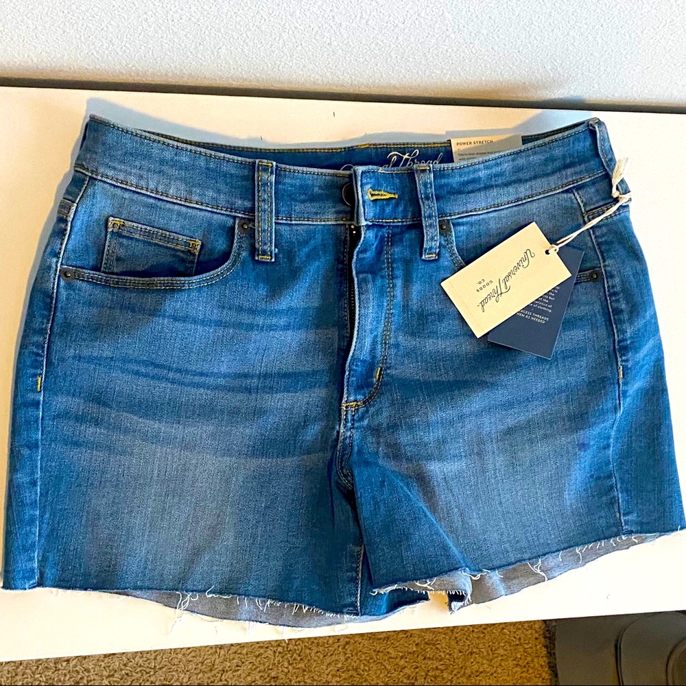 UNIVERSAL THREAD Women’s High Rise Midi Shorts